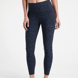 Athleta Salutation Stash Pocket II Printed 7/8 Tight